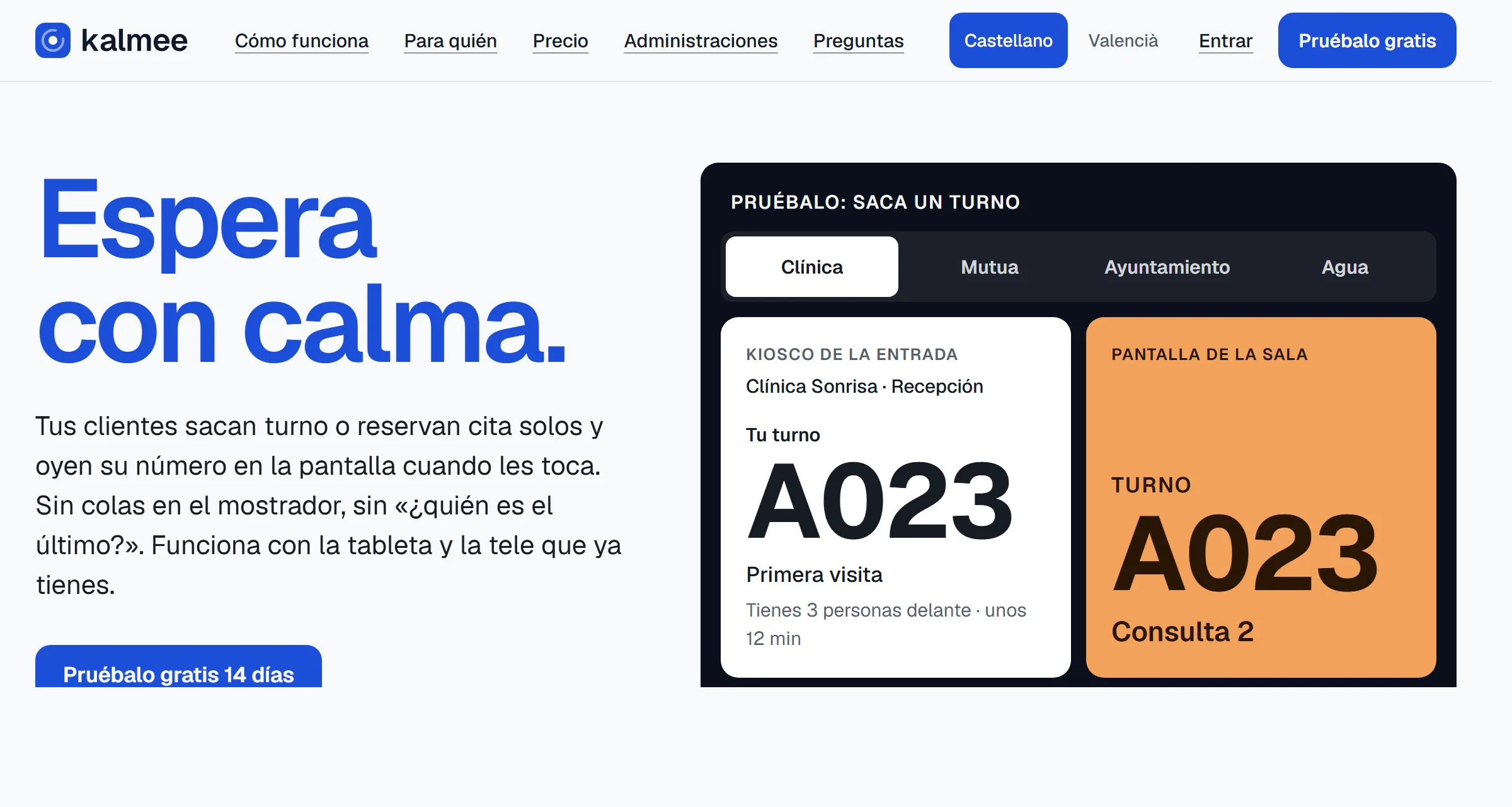 Kalmee home page: “Espera con calma”, with the kiosk and waiting-room screen demo
